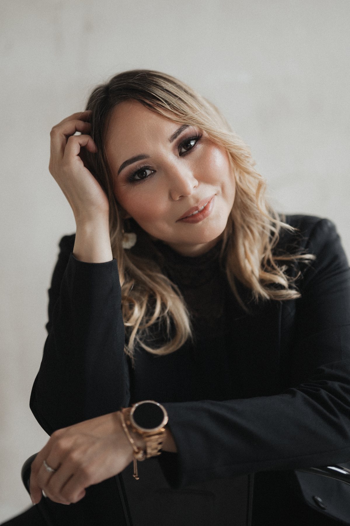 Anastasia Kraft, Editorial Weddingplanerin – Portrait vor Betonwand