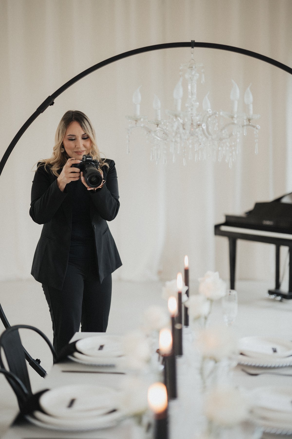 Anastasia Kraft fotografiert die schwarz-weiß gedeckte Tafel unter dem Rundbogen