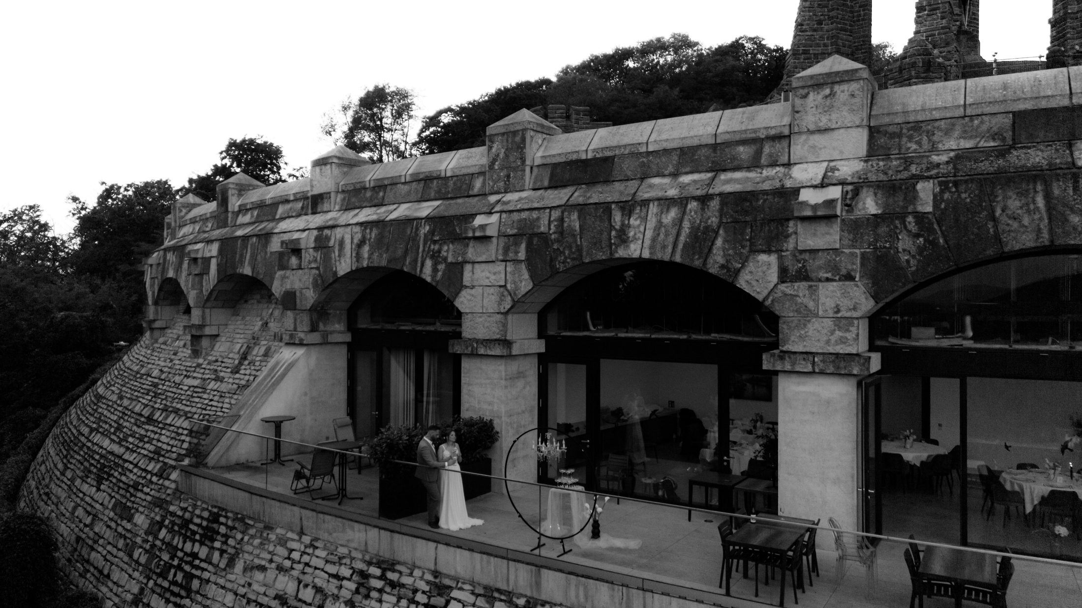 Brautpaar auf der Terrasse am Kaiser-Wilhelm-Denkmal, Porta Westfalica – Styled Shooting Black & White von Von Kraft Weddings