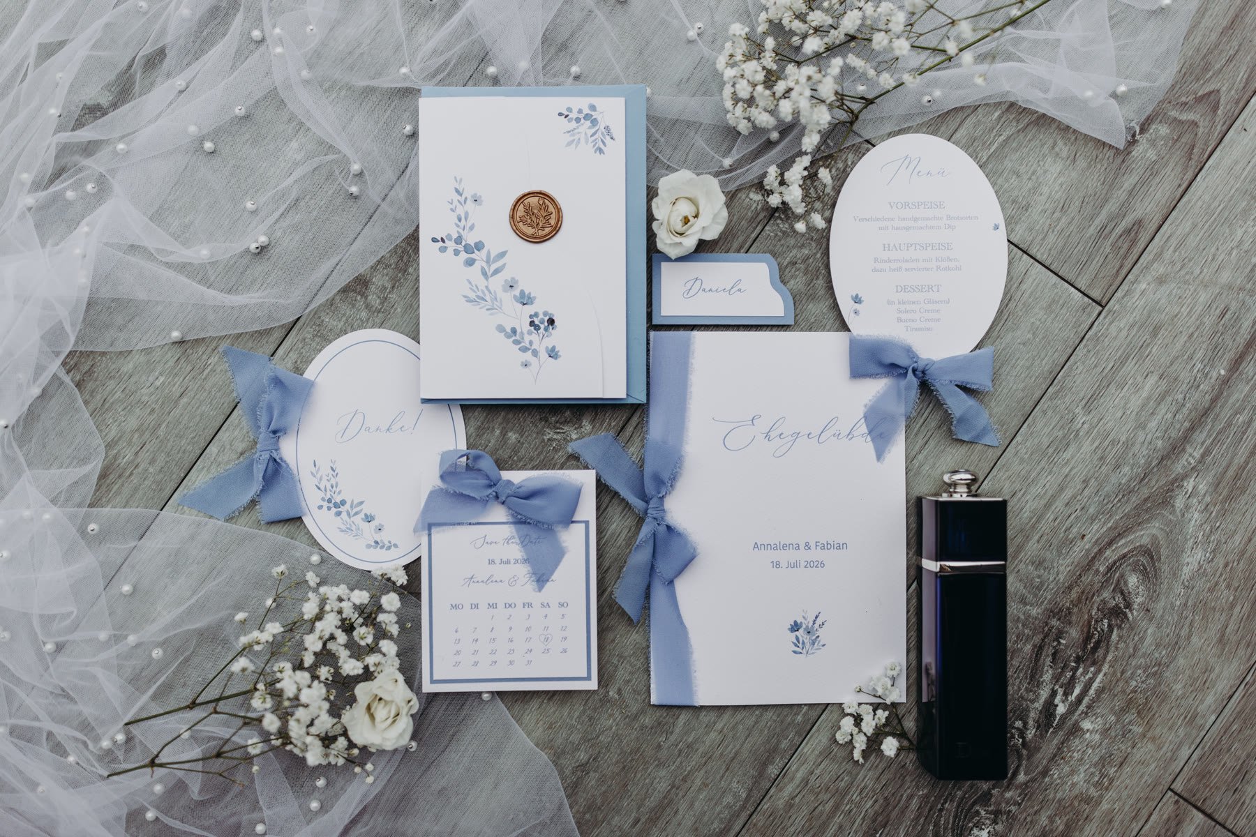Flatlay der Papeterie in Blau mit Schleifen und Details