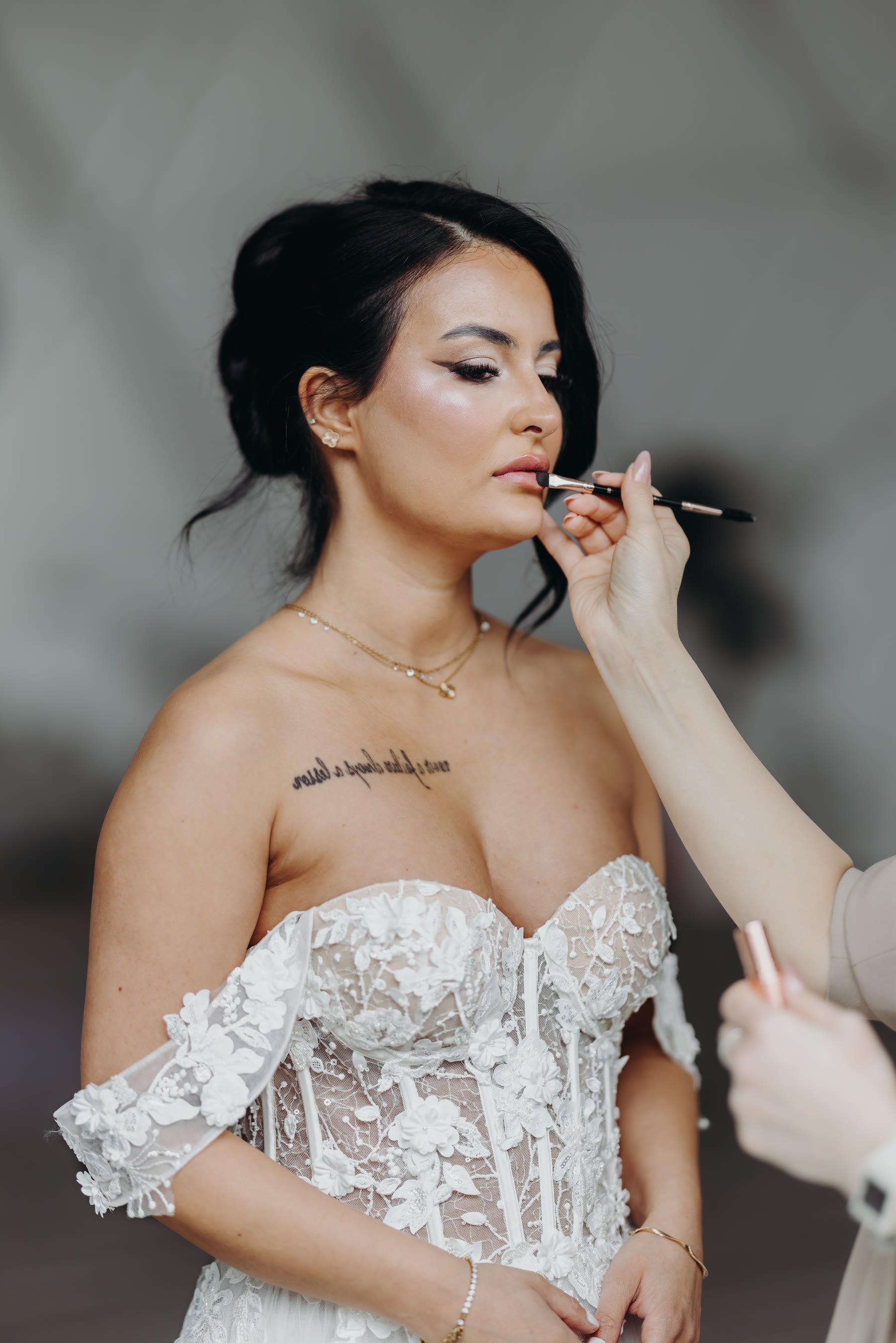 Braut beim Getting Ready im Corsagen-Kleid