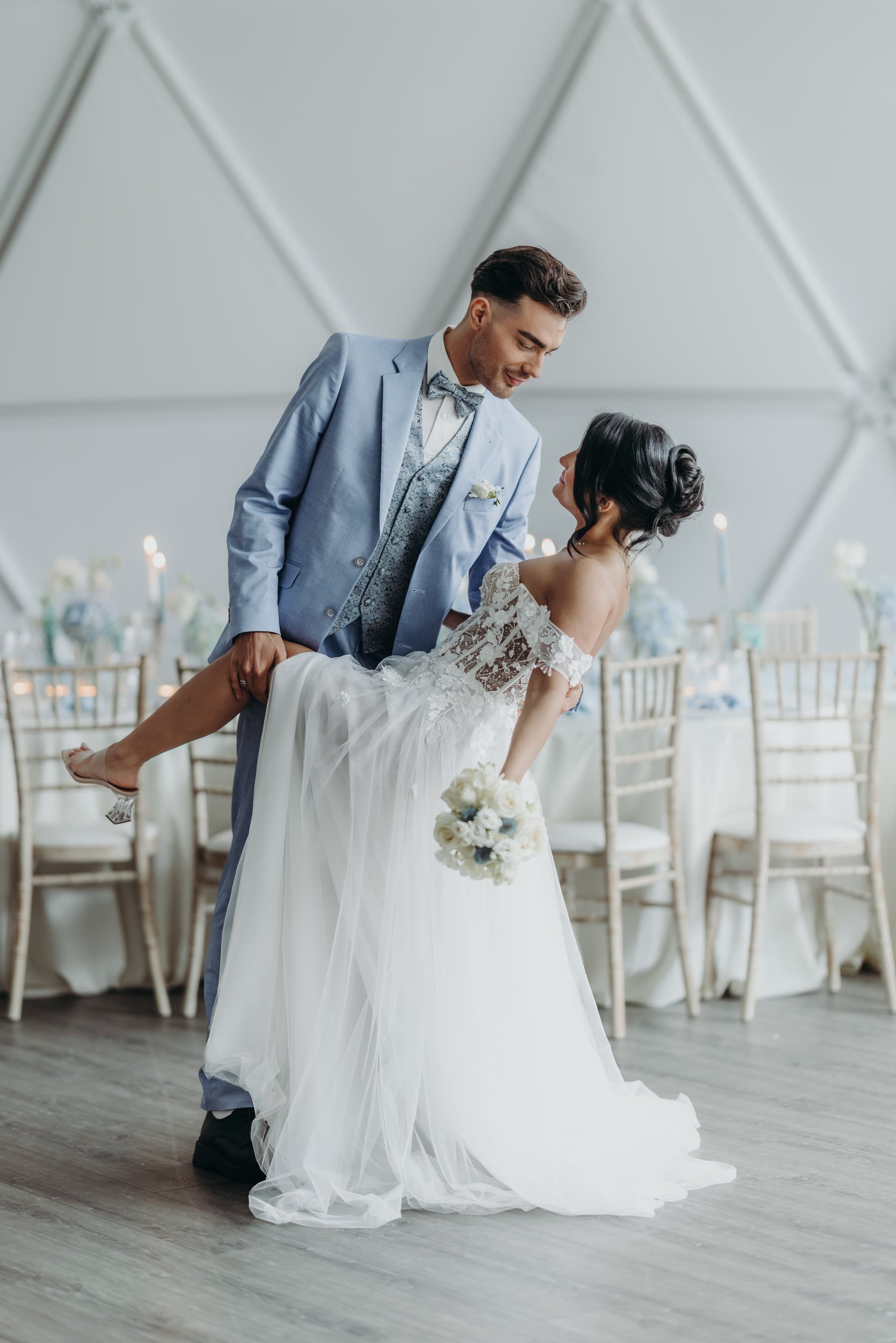 Brautpaar tanzt in der lichtdurchfluteten Kuppel – Editorial Blue Whisper von Von Kraft Weddings