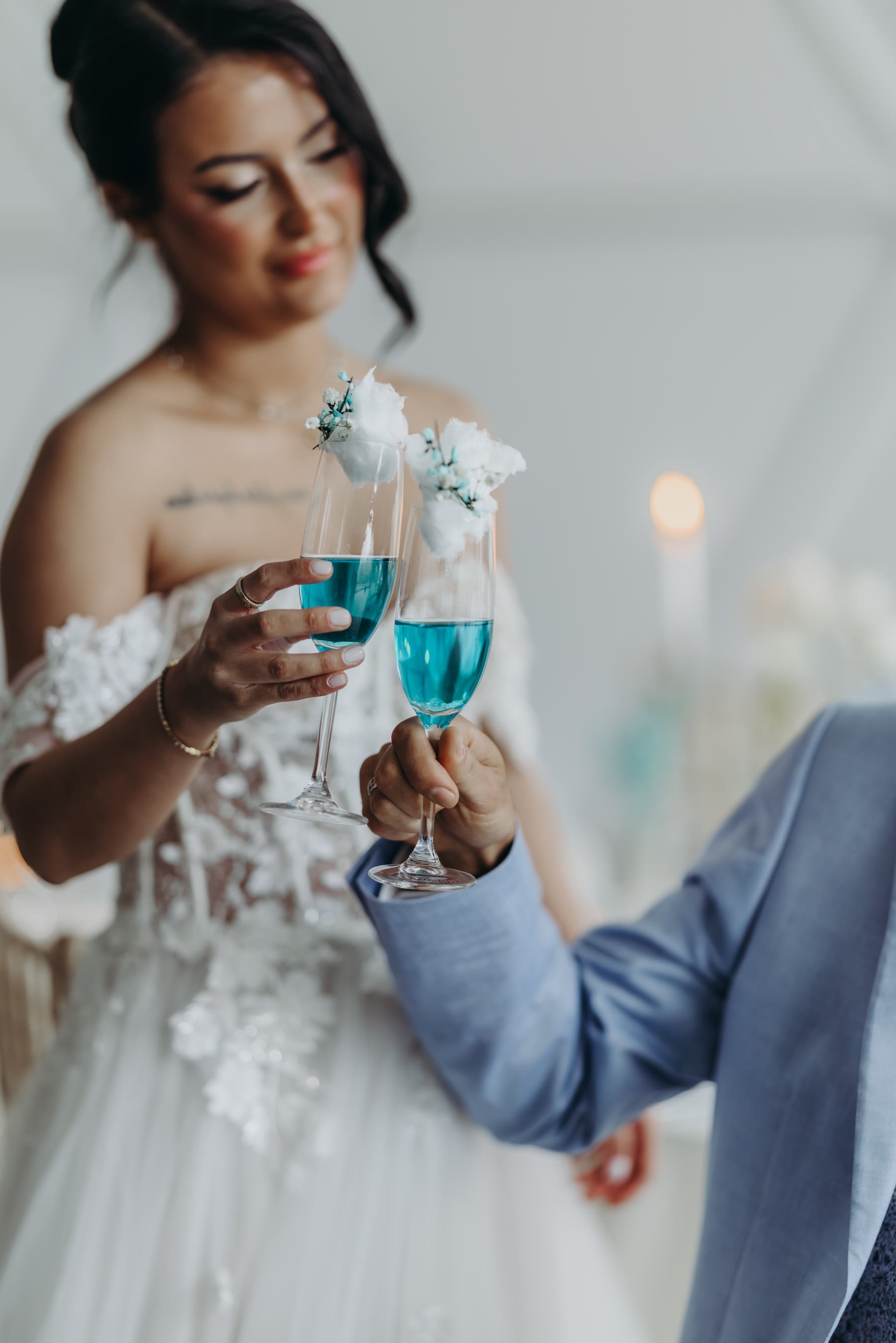 Anstoßen mit blauem Drink