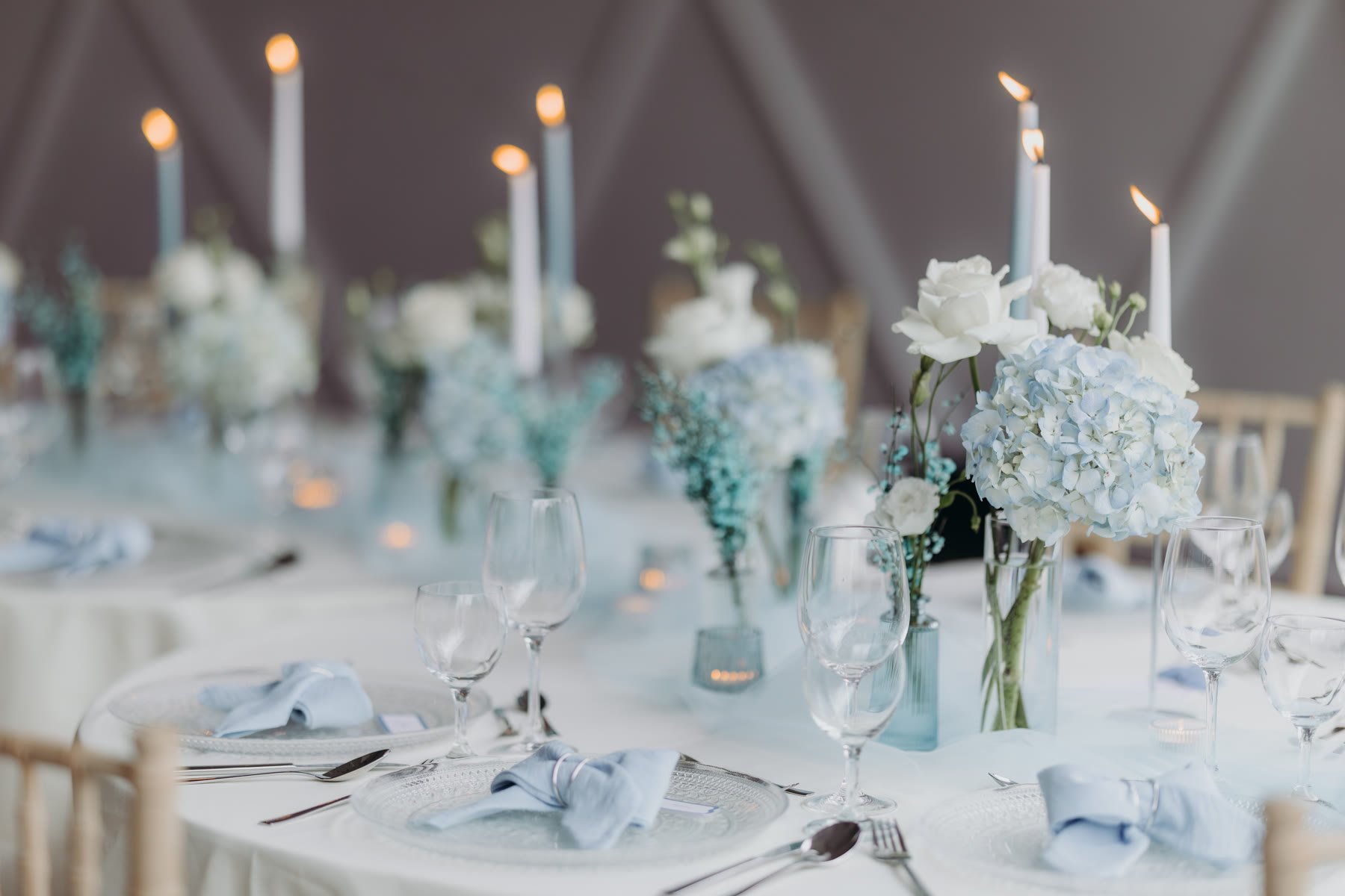 Tafel mit blauen Kerzen und Hortensien