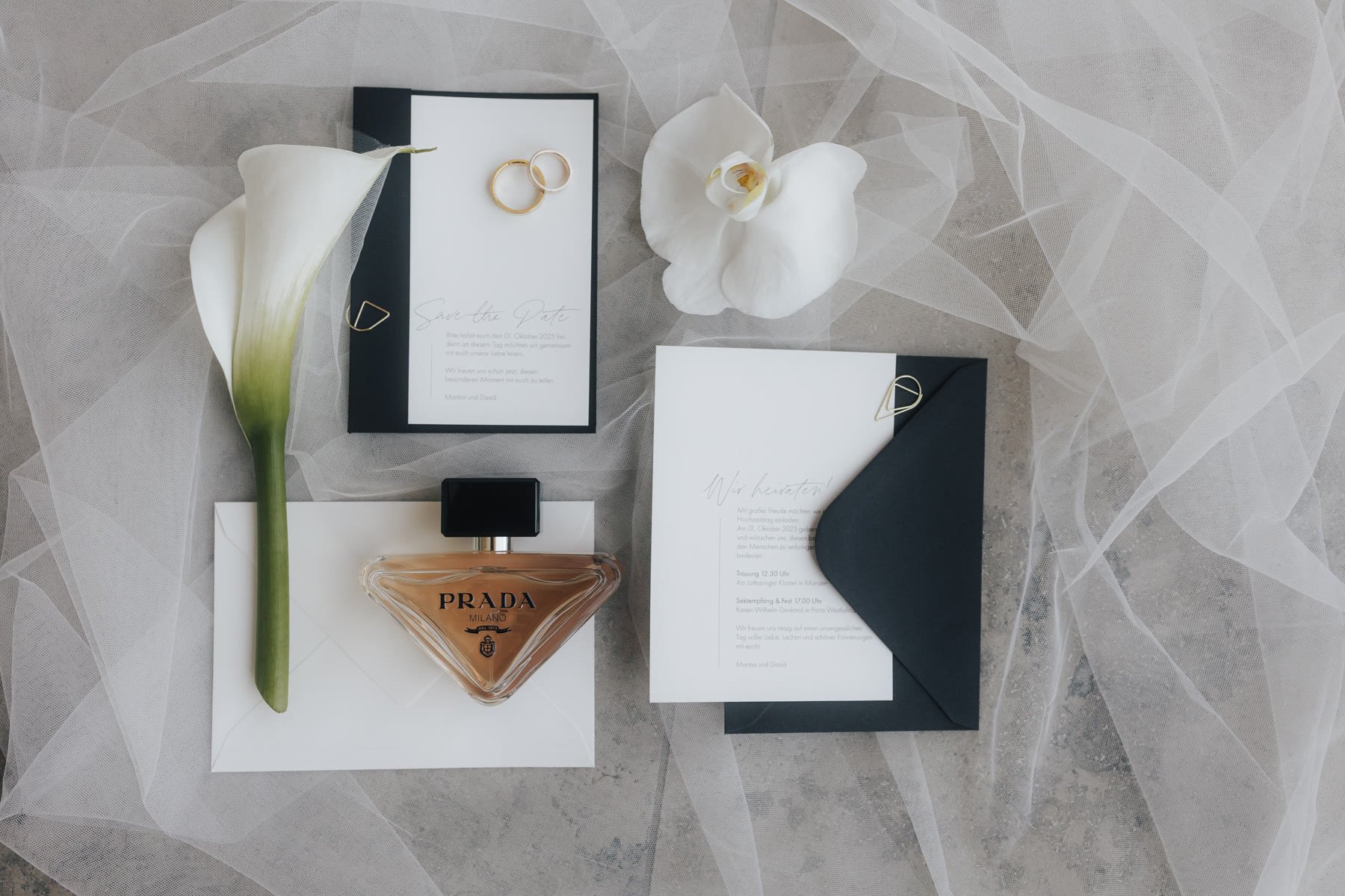 Flatlay der Papeterie in Schwarz-Weiß mit Details