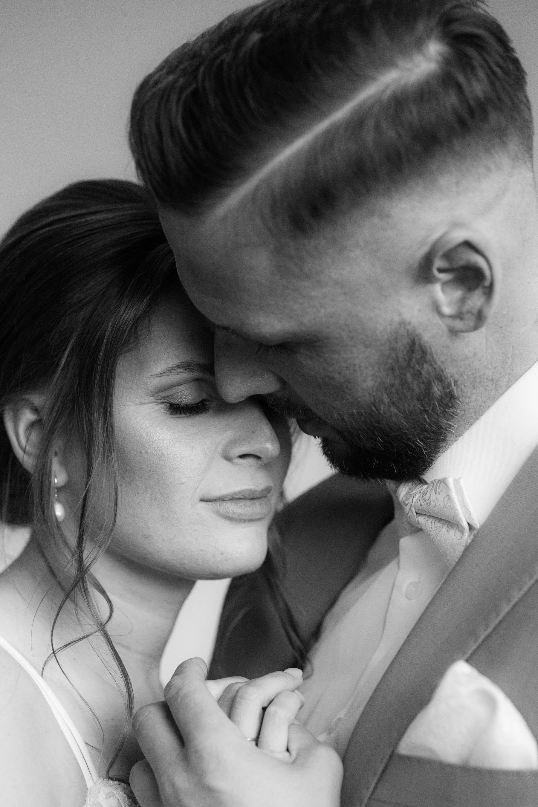 Brautpaar in Schwarz-Weiß, inniger Moment – Editorial Black & White von Von Kraft Weddings