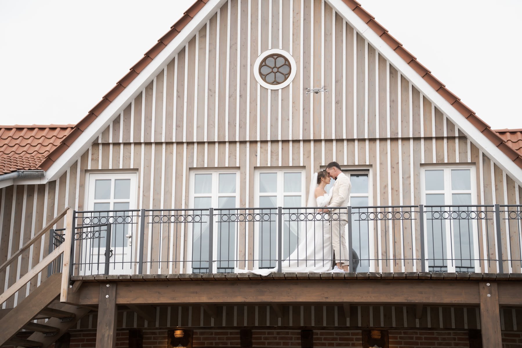 Brautpaar auf dem Balkon des Exterhofs in Rinteln