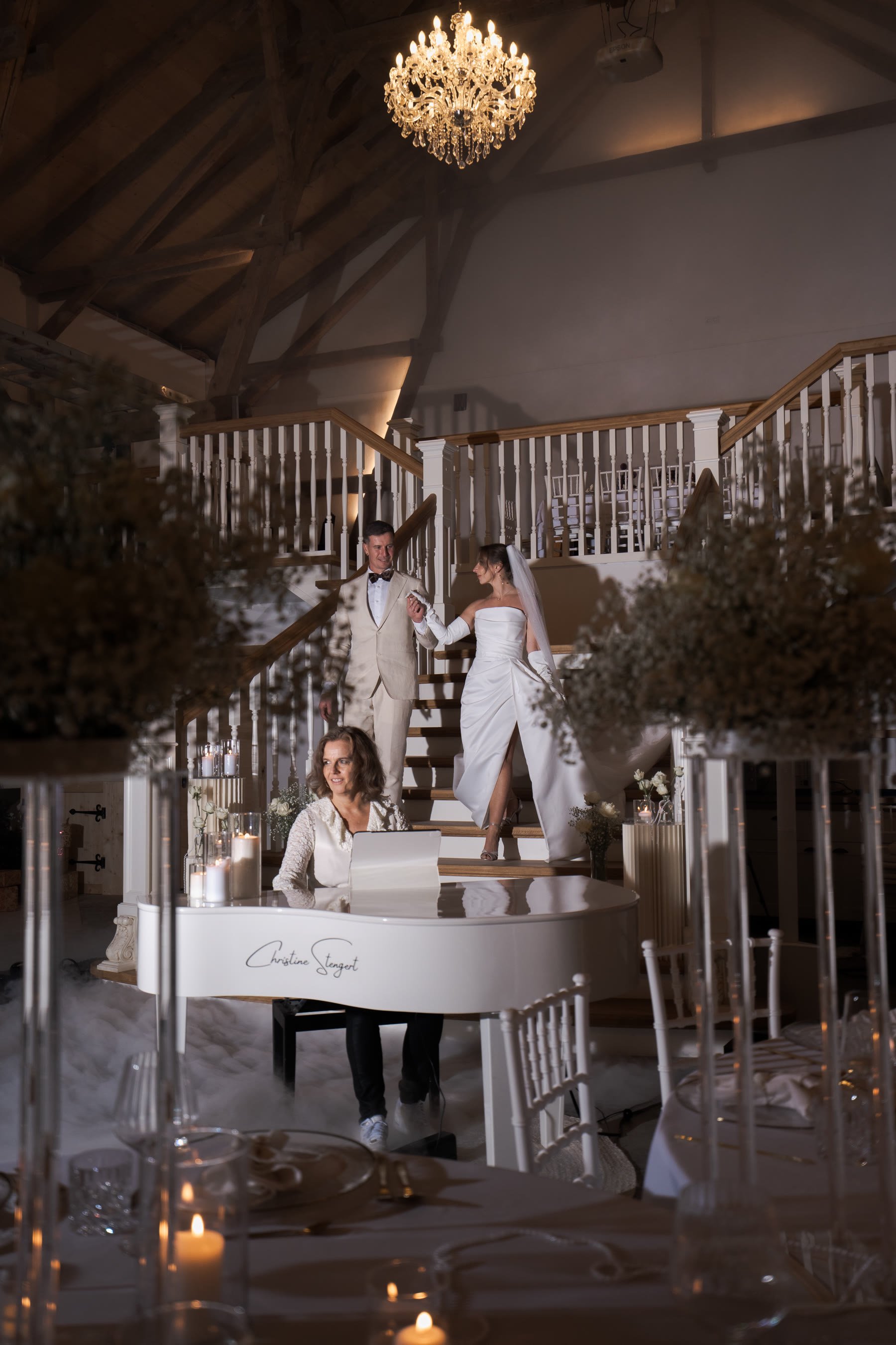 Festlich gedeckte Tafel über der Freitreppe mit Kronleuchter – Editorial Pearls & Prosecco von Von Kraft Weddings