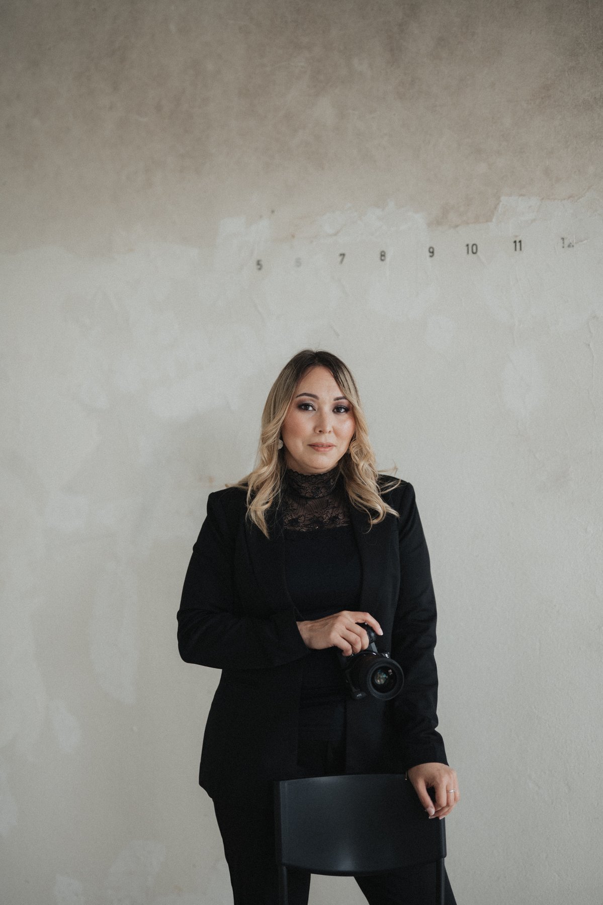 Anastasia Kraft mit Kamera vor heller Wand – Off-Camera Time
