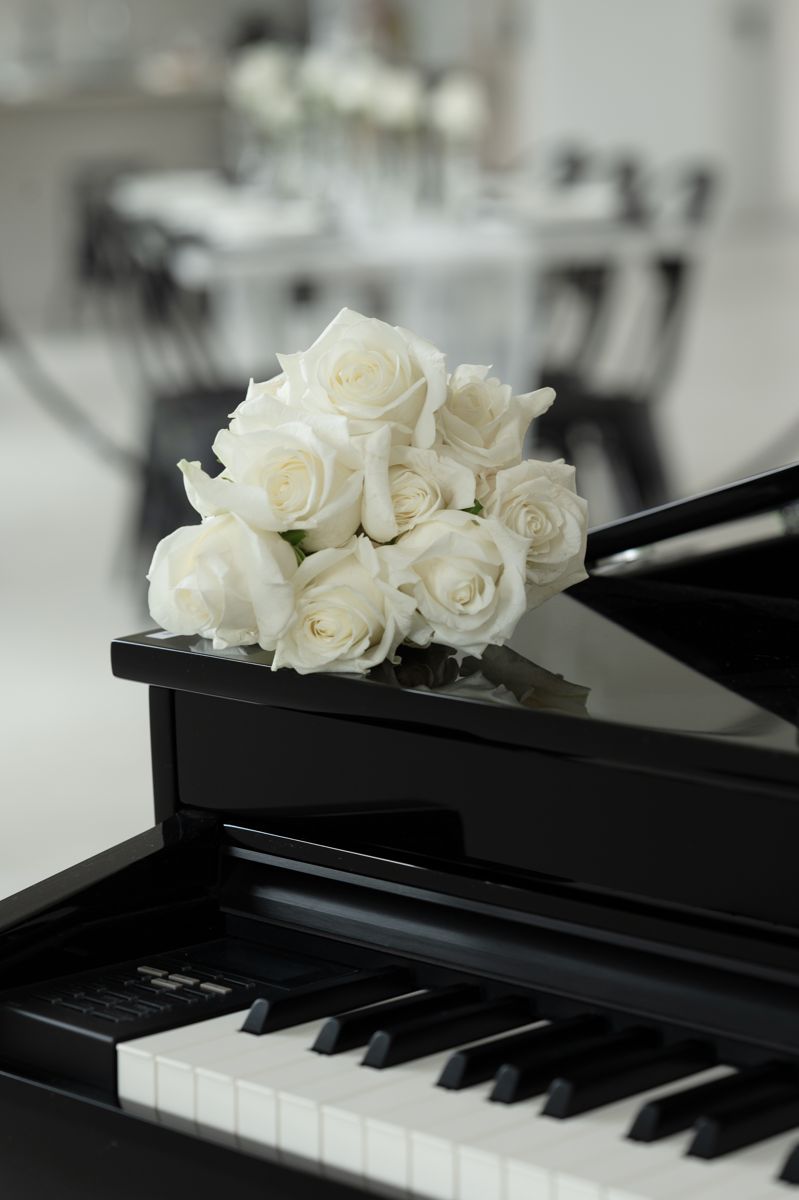 Brautstrauß aus weißen Rosen auf dem Flügel – Editorial Fotografie von Anastasia Kraft
