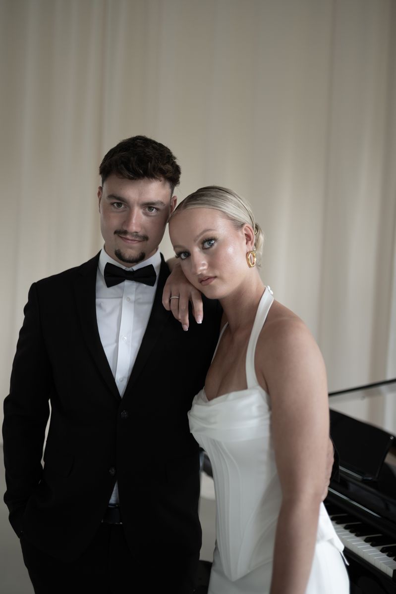 Brautpaar im Studio vor dem Flügel – Editorial Fotografie von Anastasia Kraft