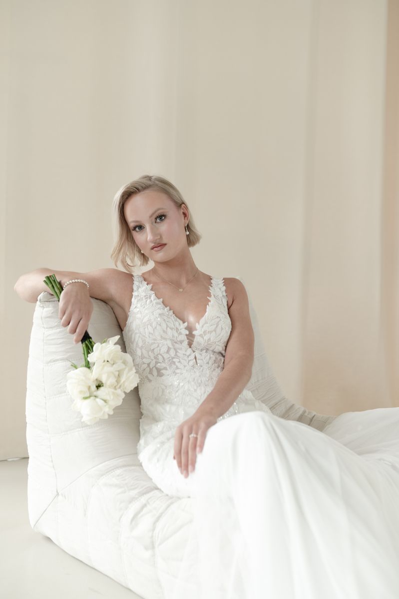 Braut auf dem Sofa mit Strauß – Editorial Fotografie von Anastasia Kraft