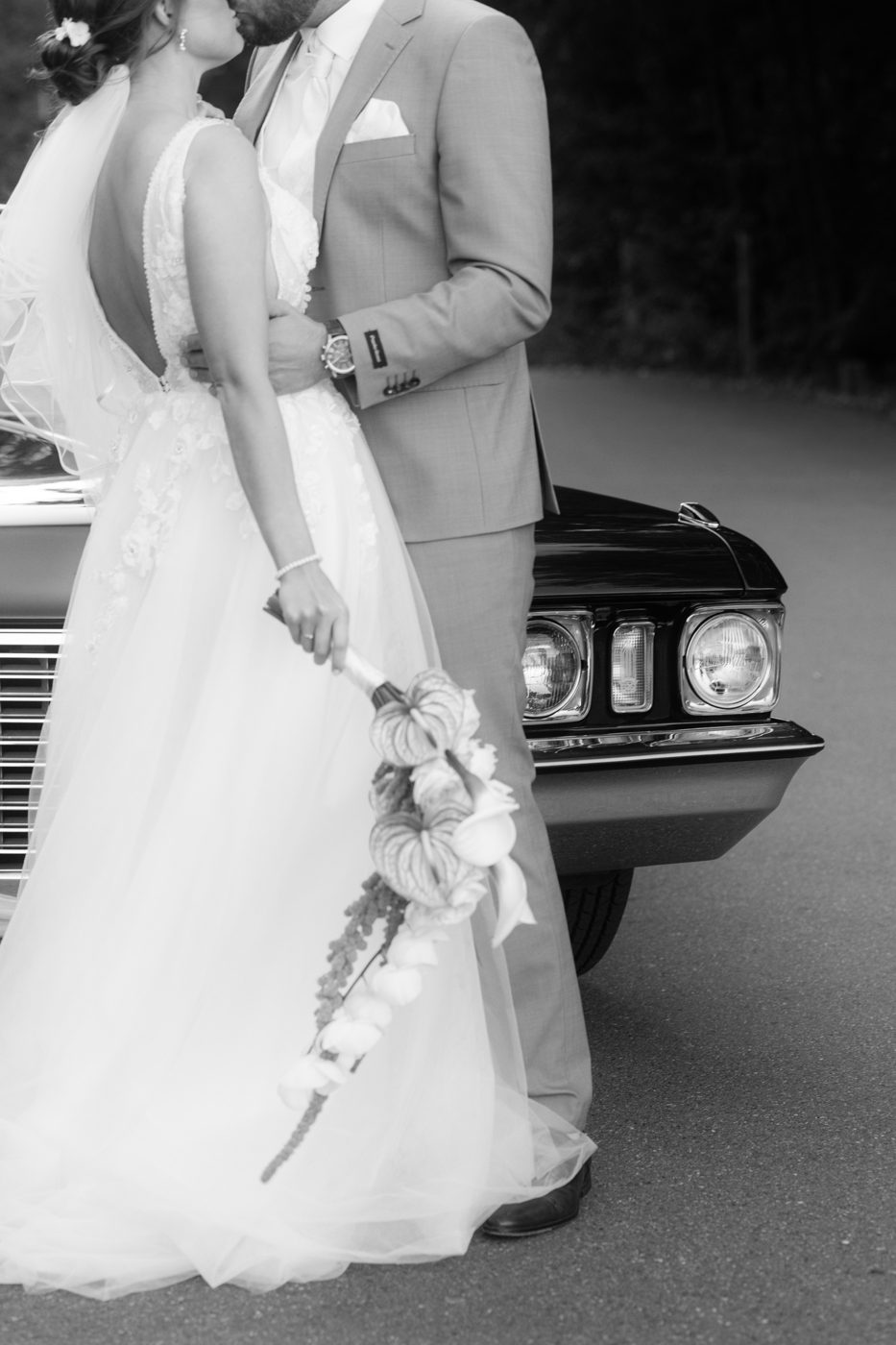 Brautpaar mit Brautstrauß vor dem Cadillac in Schwarzweiß – Editorial Black & White am Kaiser-Wilhelm-Denkmal